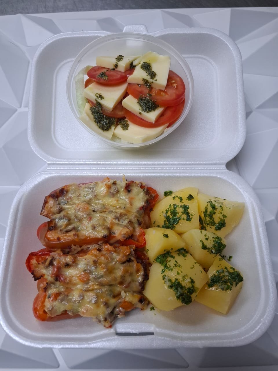 Pimiento relleno con proteína y papa
